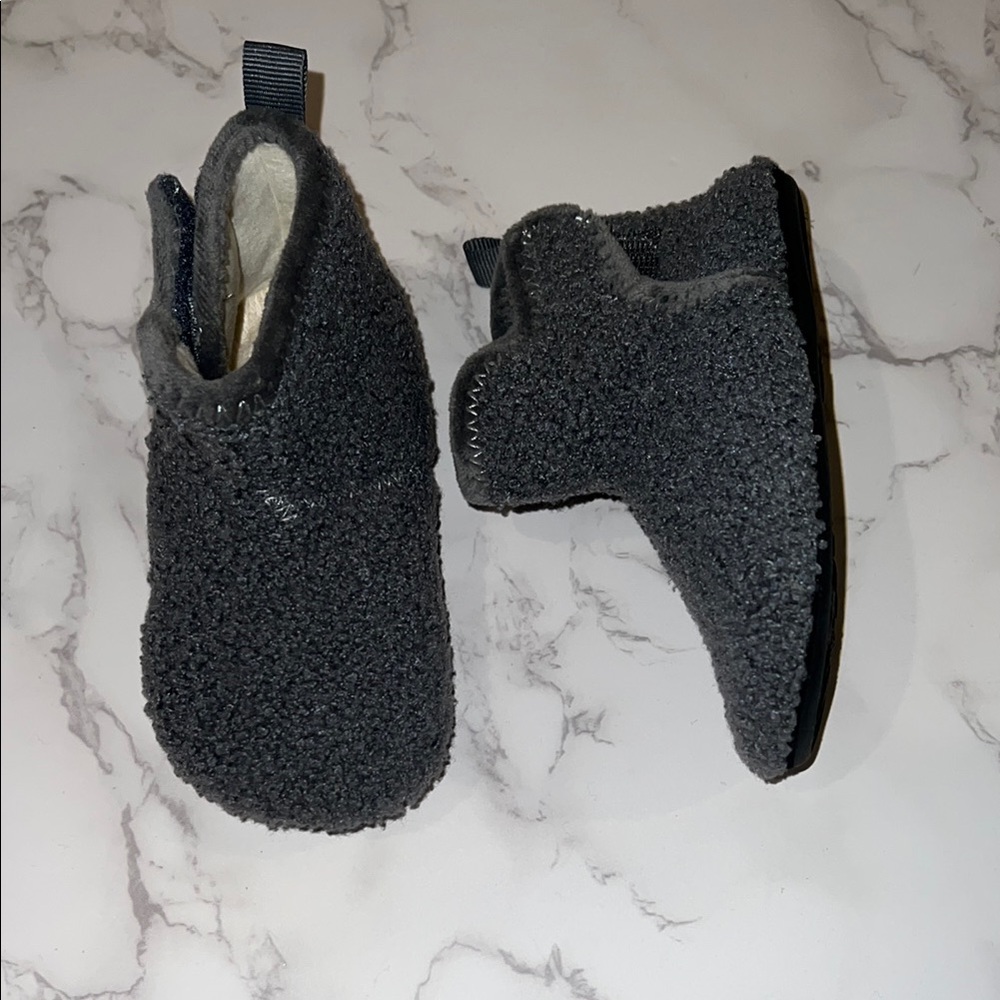 NWOT Dark Gray Kids Sherpa Booties (24/25)